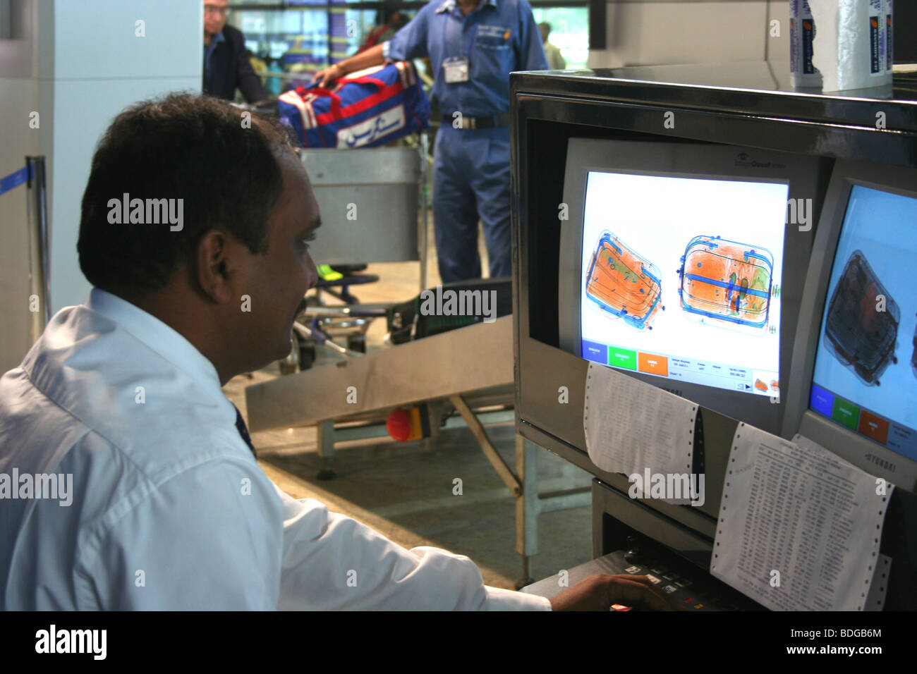 Airport security officer x ray baggage scanning Stock Photo - Alamy