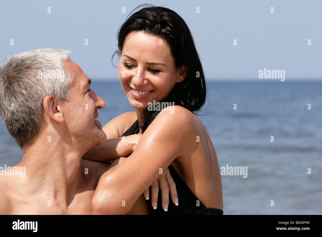 Пожилые люди на море. Счастливая пара 40+. Отдых зрелой пары на отдыхе. Зрелая пара в купальниках. Счастливая пара средних лет.