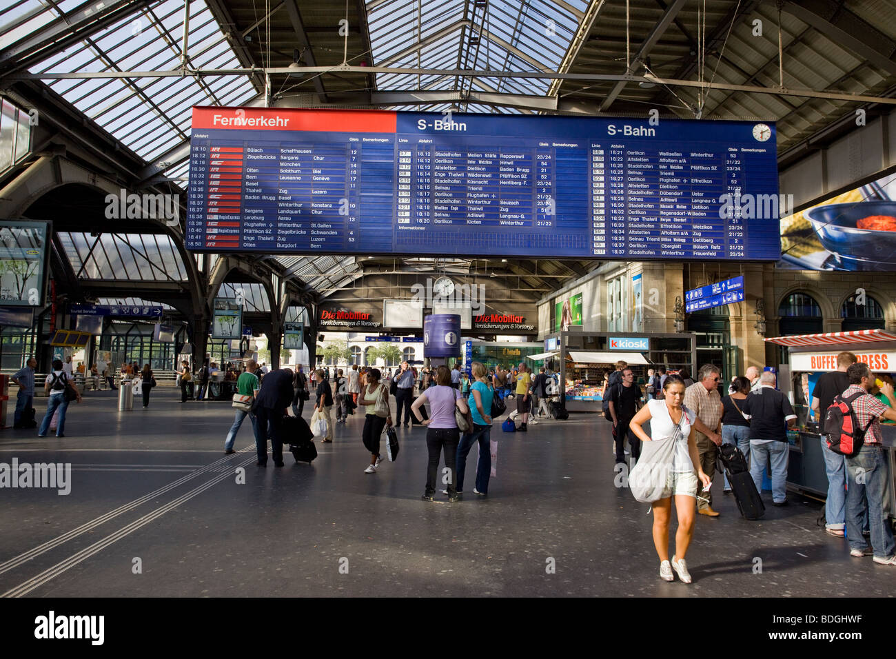 People on their way home at Zurich main railway station, Switzerland Stock  Photo - Alamy