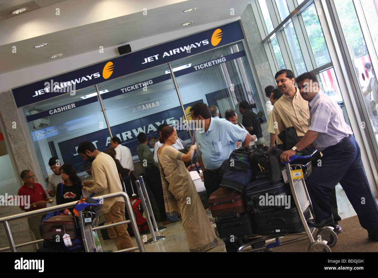 Baggage trollies hires stock photography and images Alamy