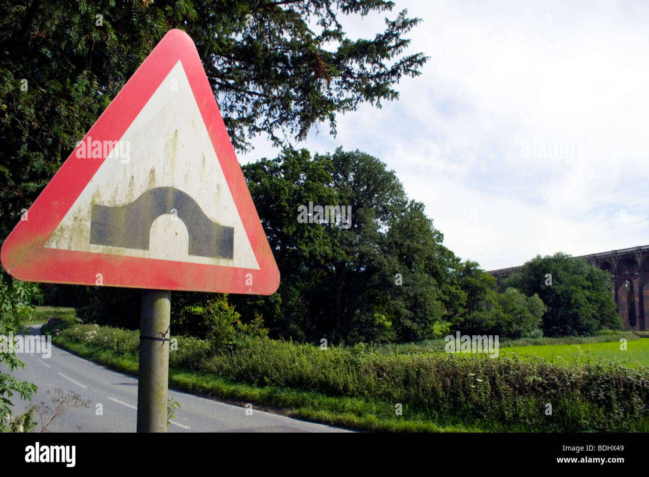 Hump bridge uk road sign hi-res stock photography and images - Alamy