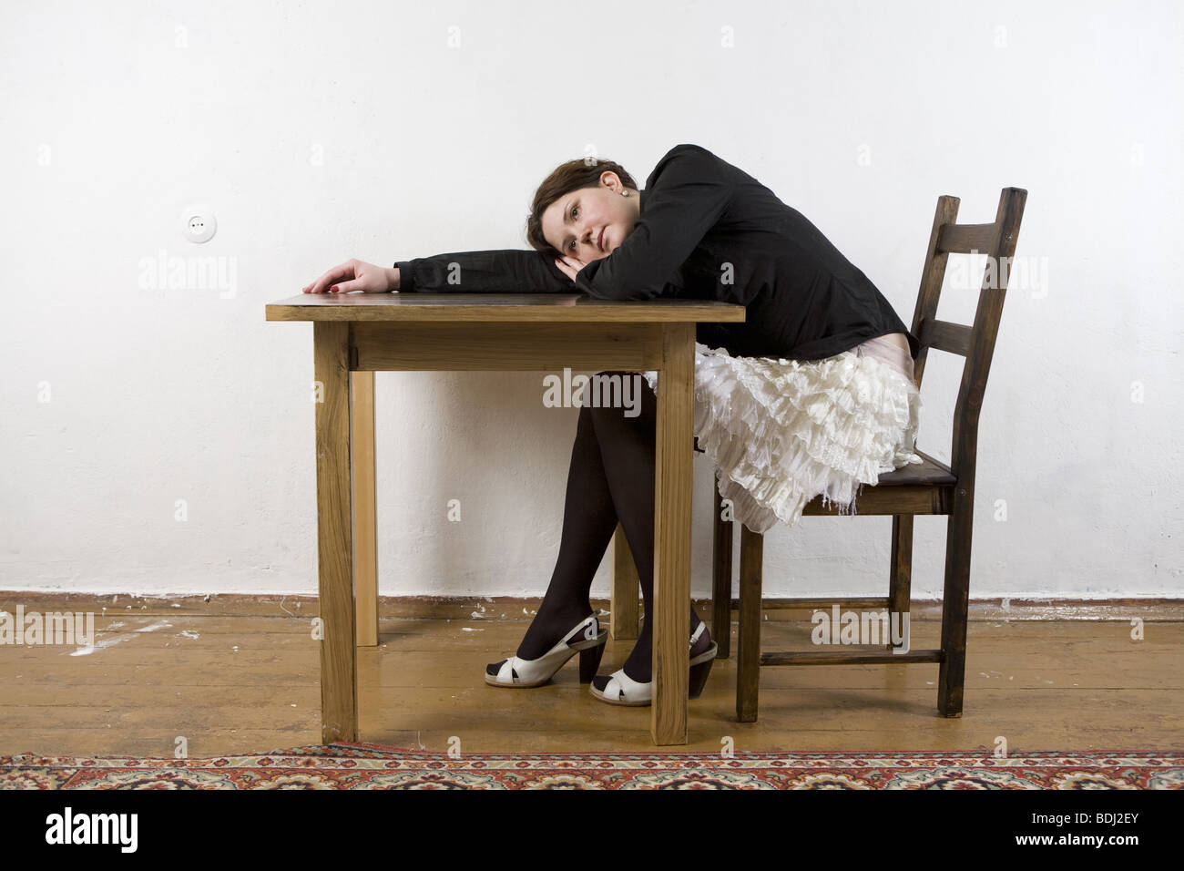 Сидя постою. Человек сидит на стуле за столом. Человек лежит на столе. Девушка сидит облокотившись на стол. Стул лежит.