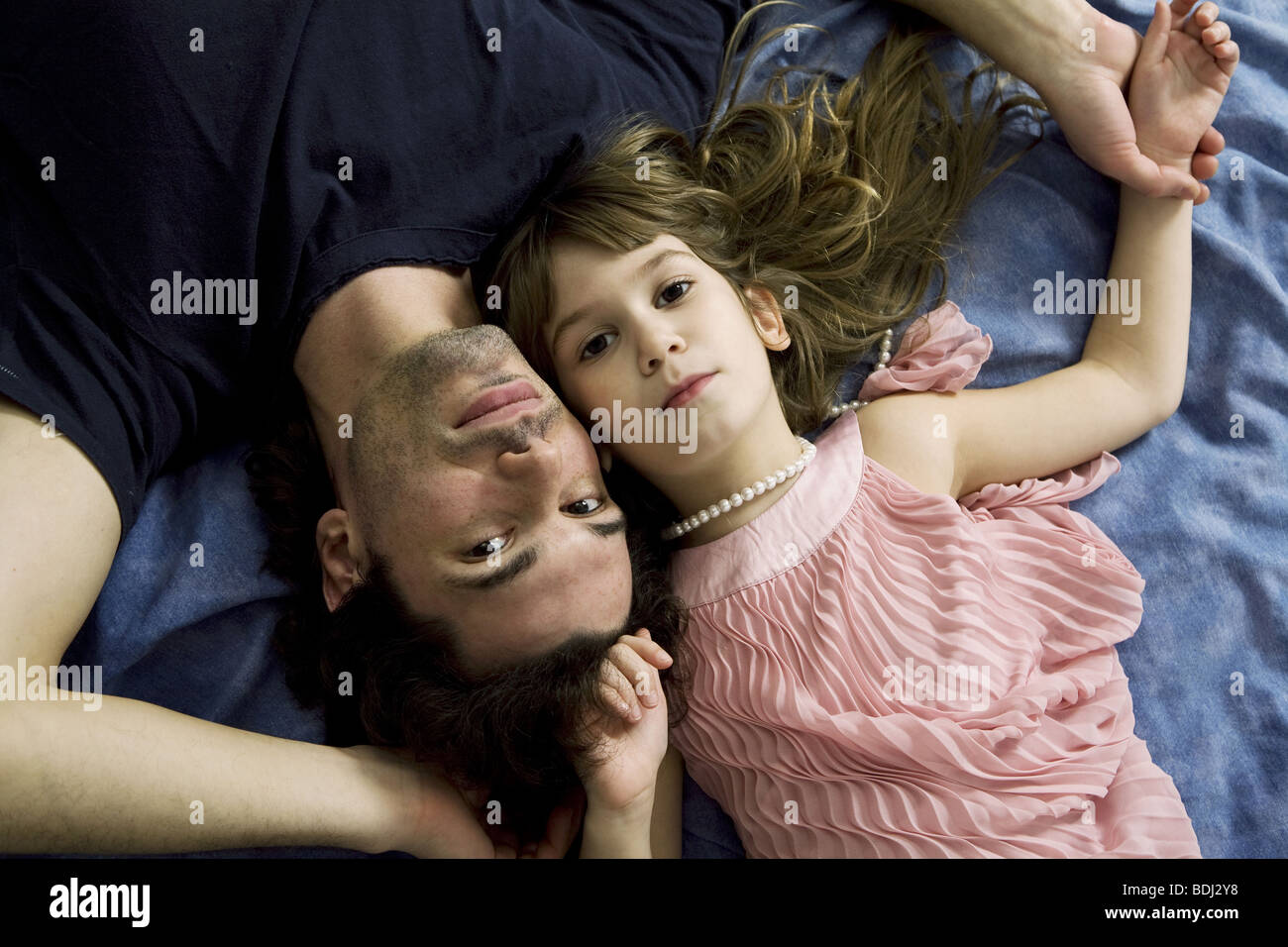 Папа дочка занимается видео. Папа и дочка на кроватт. Отец и несовершеннолетняя дочка. С дочкой несовершеннолетней. Папа с дочкой несовершеннолетней.