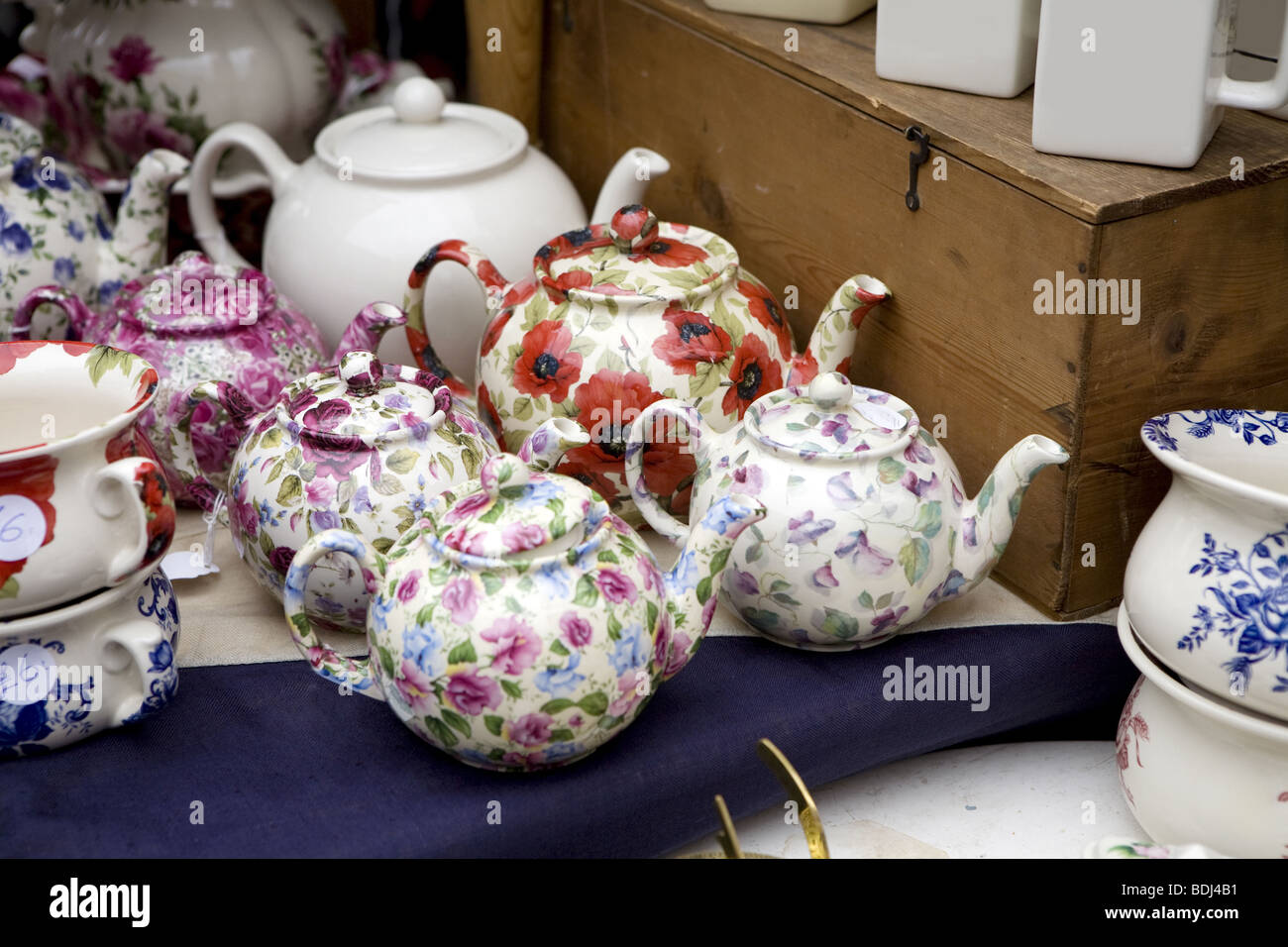 Portobello Road Market. teapot. flea market Stock Photo Alamy