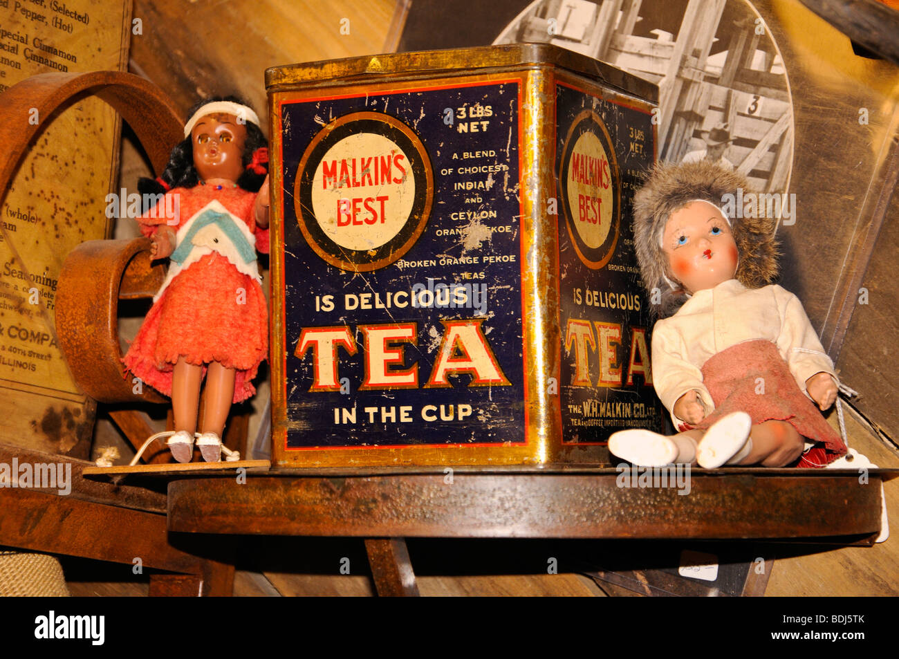 Vintage collectibles in antiques shop Stock Photo Alamy