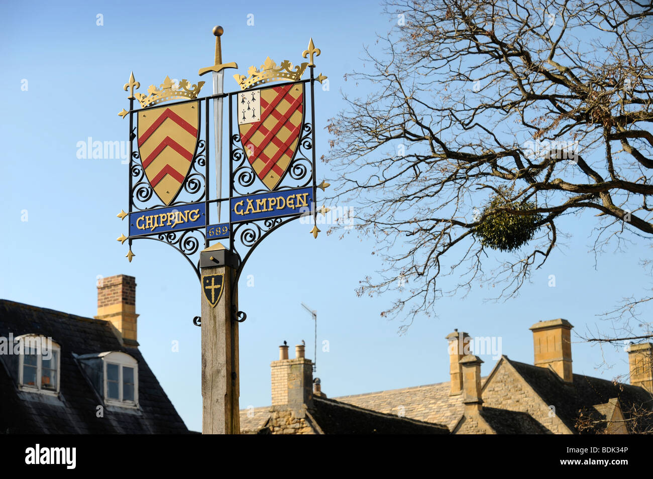 THE TOWNS SIGN WITH COAT OF ARMS NEAR THE MARKET PLACE IN CHIPPING CAMPDEN GLOUCESTERSHIRE UK Stock Photo