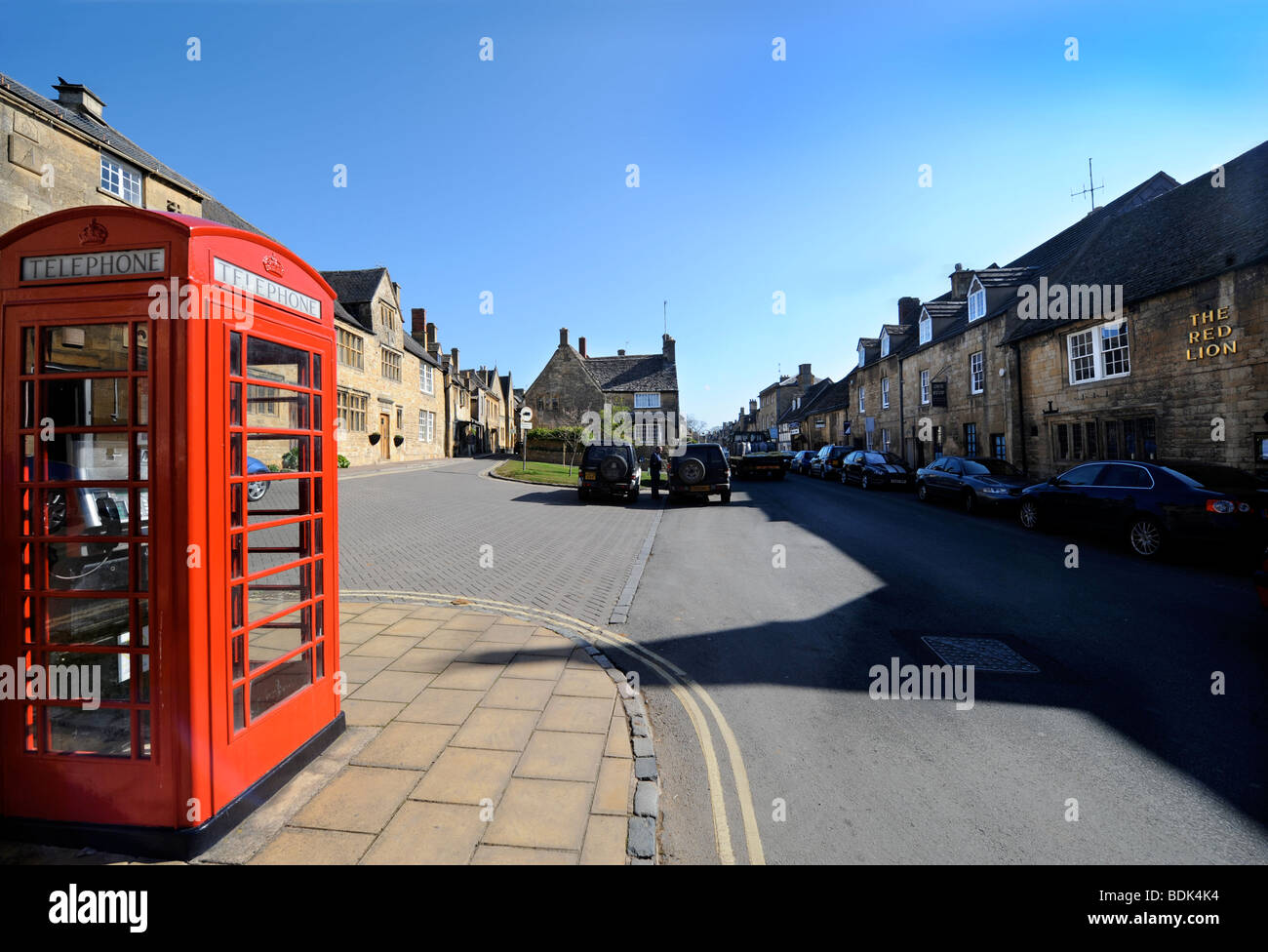 TRADITIONAL RED PHONE BOX IN CHIPPING CAMPDEN HIGH STREET GLOUCESTERSHIRE UK Stock Photo