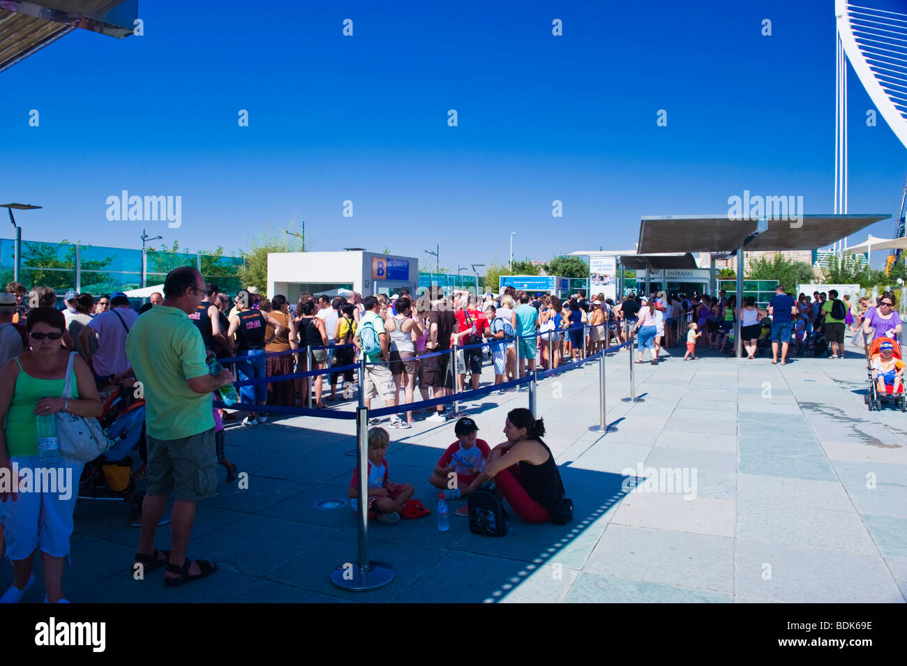 Ciudad de las Artes y las Ciencias , City of Arts & Sciences , Oceanografico / Marine Centre / Center , very long queues in sun Stock Photo