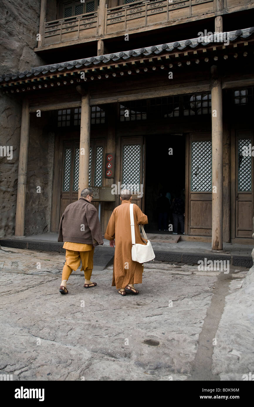 Monks enter the Yungang Shiku Buddhist Caves complex, 16km west of Datong, Stock Photo