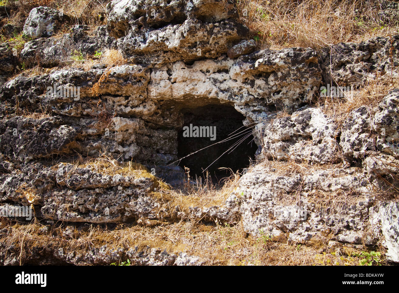 Leontinoi, prehistoric tomb Stock Photo Alamy