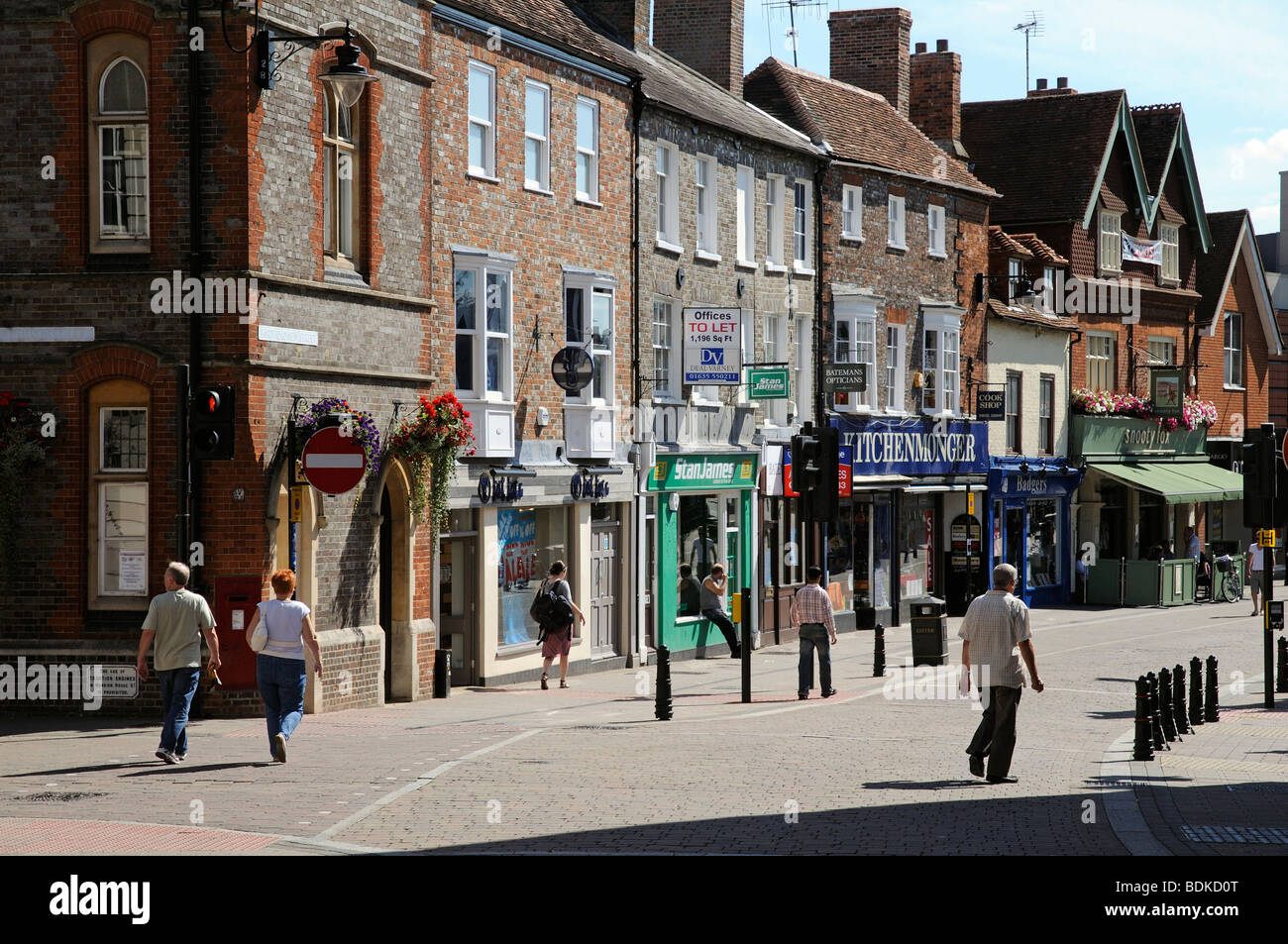 Newbury town centre shops shopping centre. Berkshire England UK Stock