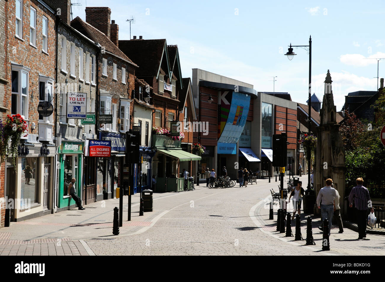 Newbury town centre shops and the Kennet shopping centre. Berkshire ...