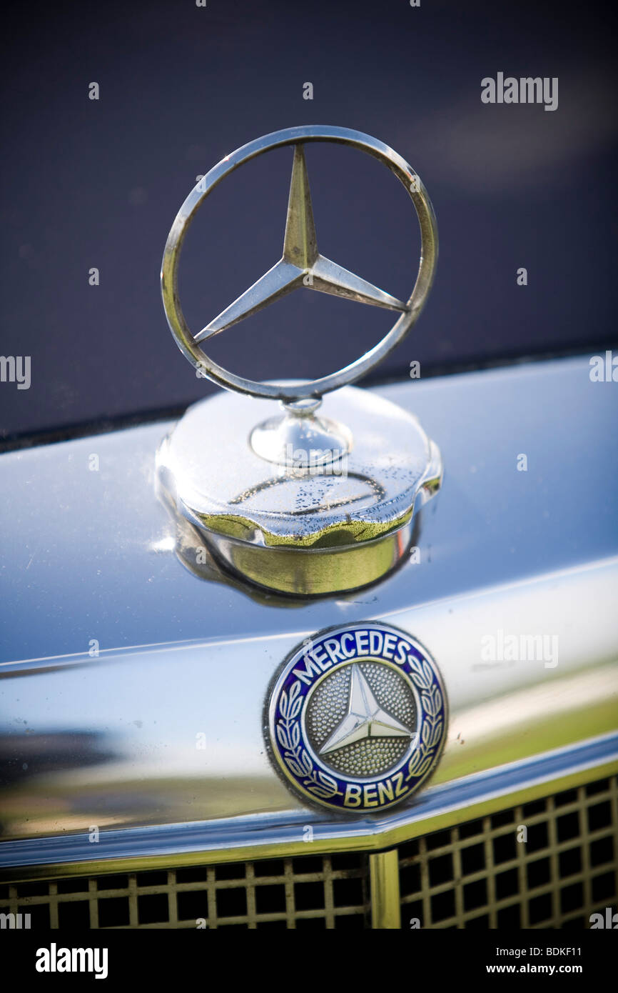 Mercedes benz car badge hi-res stock photography and images - Alamy