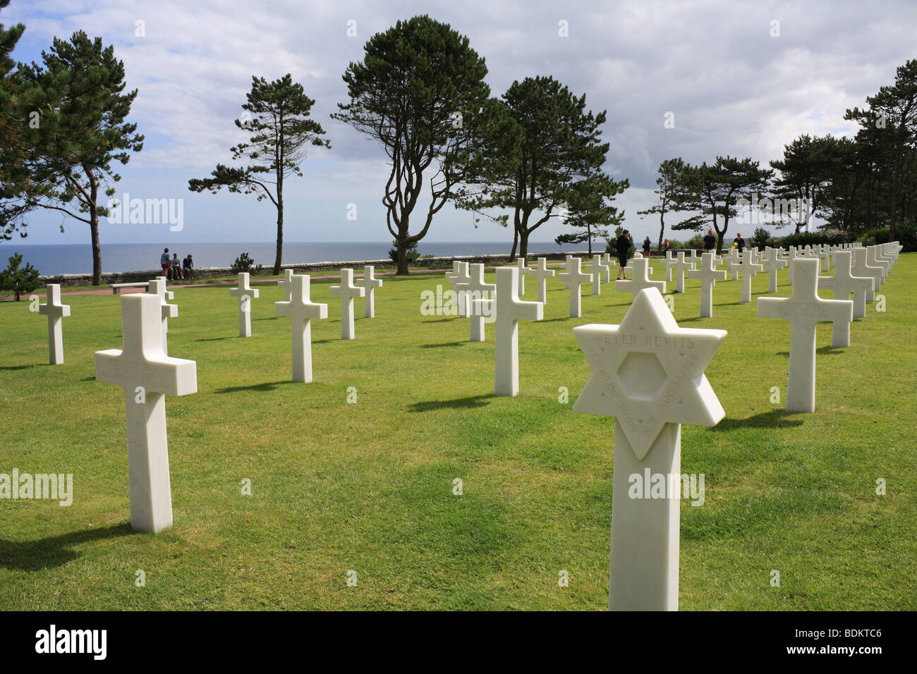 Graves at the American war cemetery, above Omaha beach at Colleville-sur-Mer, Normandy France Stock Photo