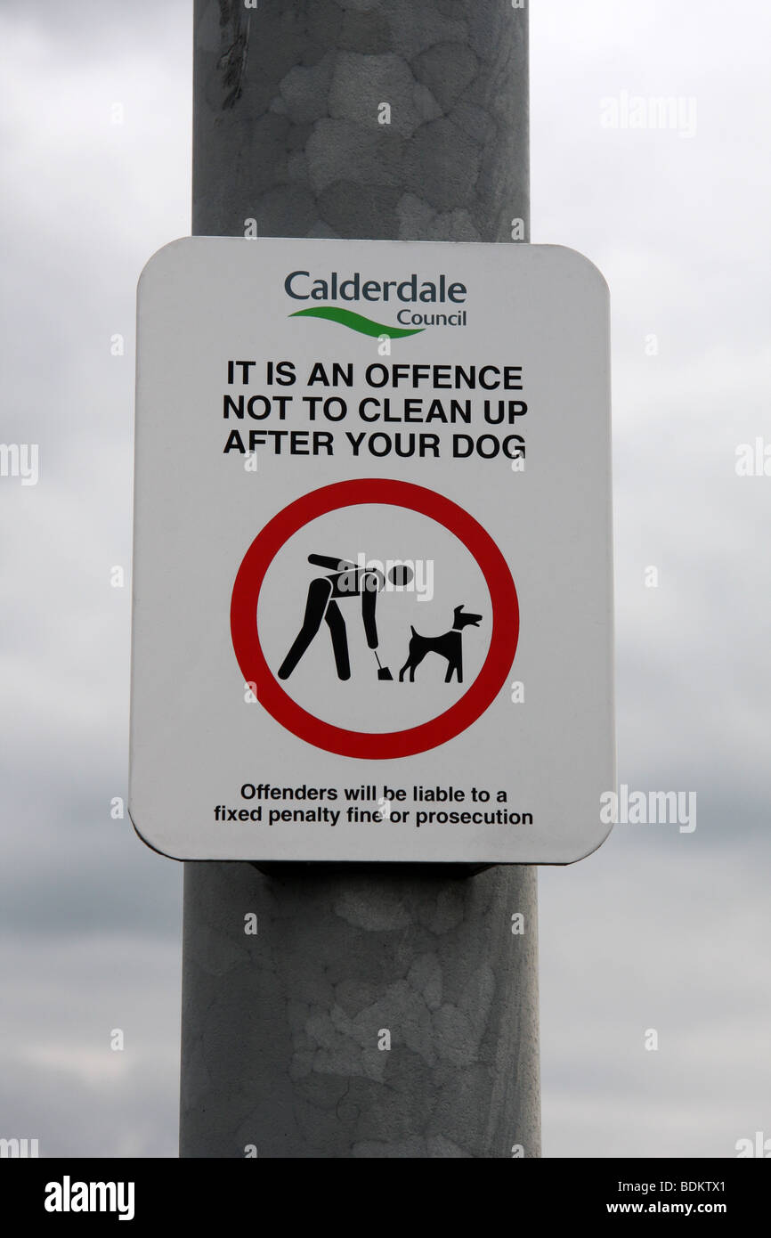 Sign advising the offence of not cleaning up after your dog Stock Photo