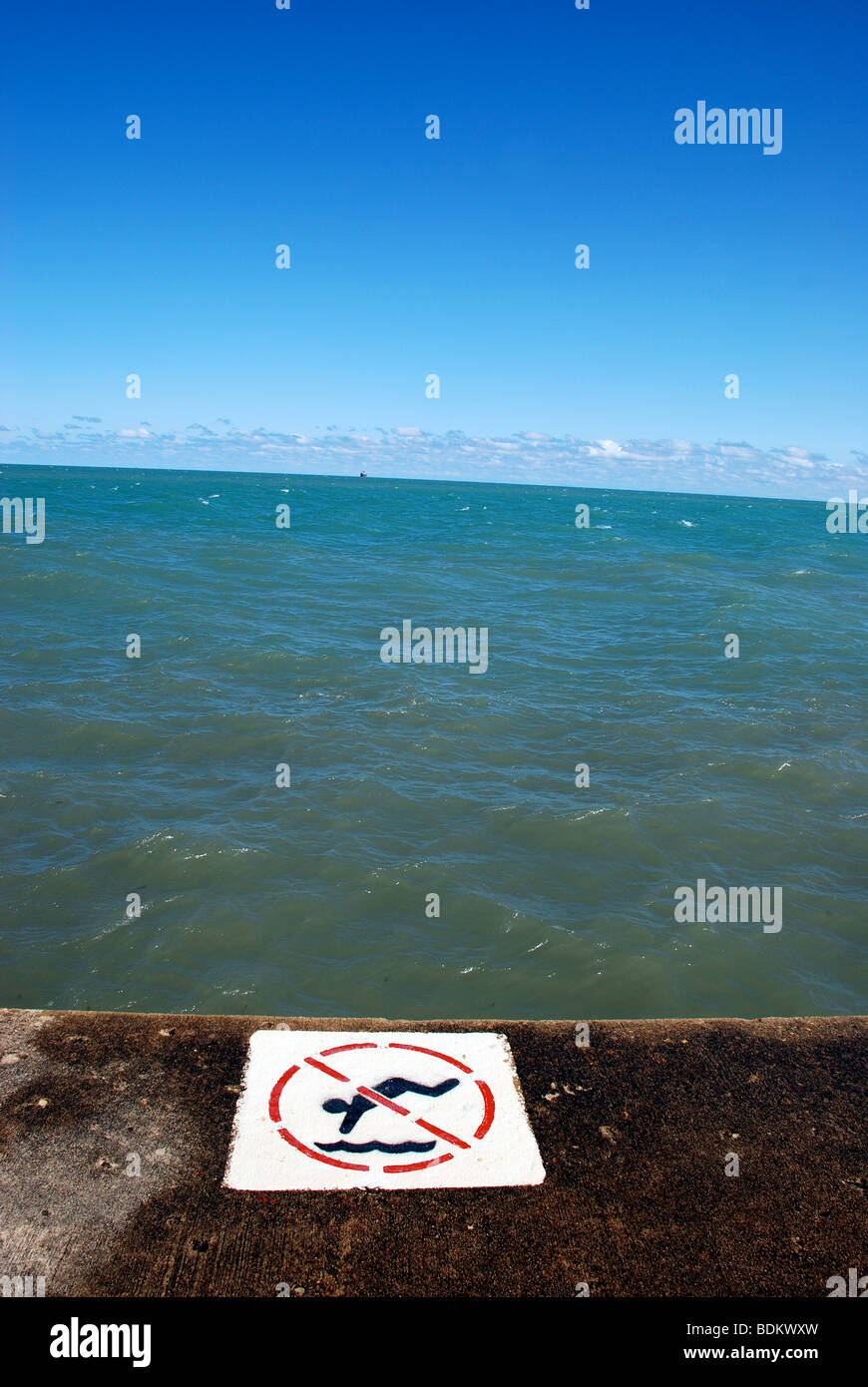 No divin sign on the shores of Lake Michigan in Chicago Stock Photo