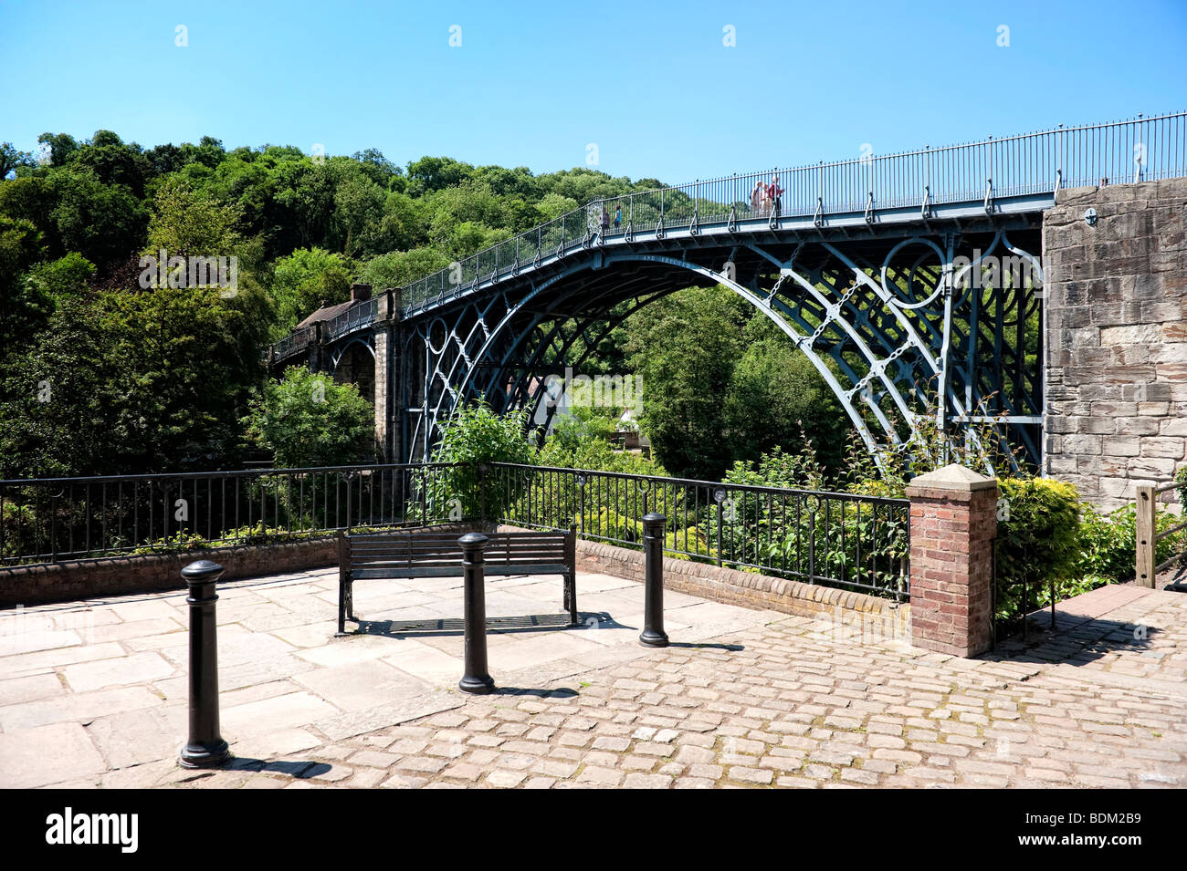 The iron bridge spanning the River Severn as it flows through the Ironbridge Gorge at Ironbridge in Shropshire Stock Photo