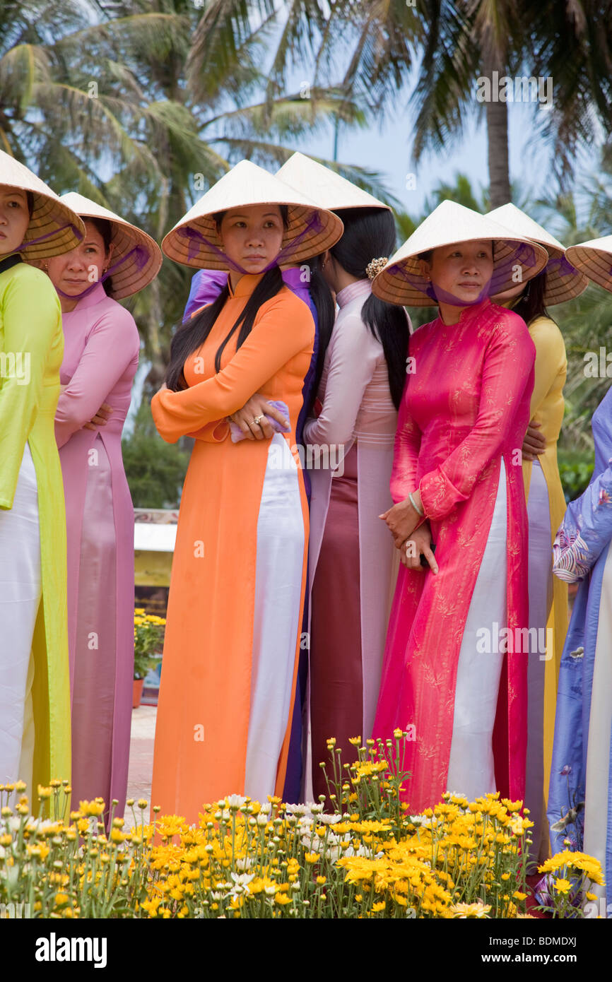 Beautiful Vietnamese woman parade in there traditional dress Stock Photo -  Alamy