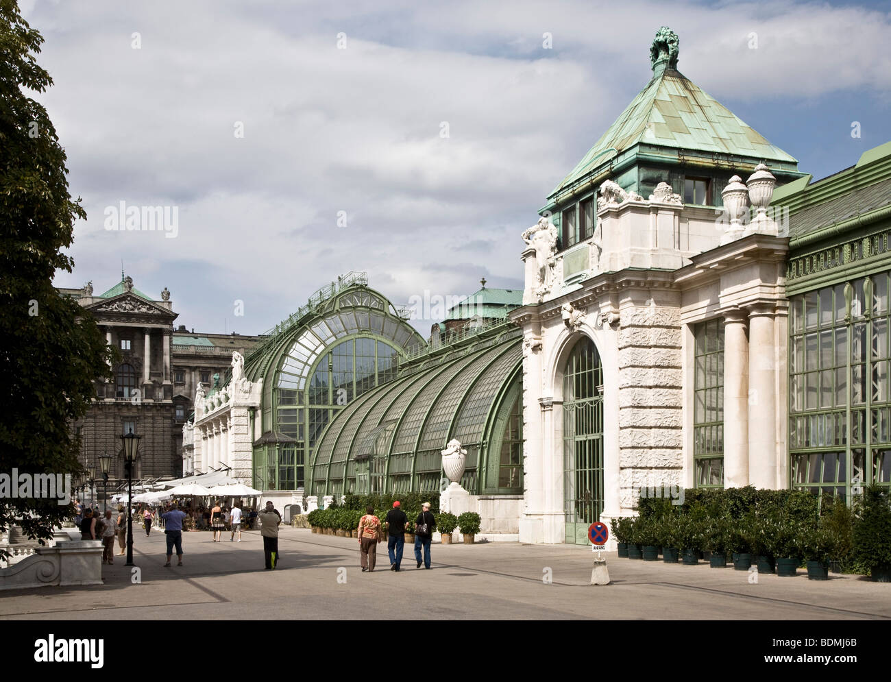 Wien, Hofburg, Palmenhaus im Garten der Hofburg von Fr. Ohmann 1901-1907, dahinter die Neue Hofburg Stock Photo