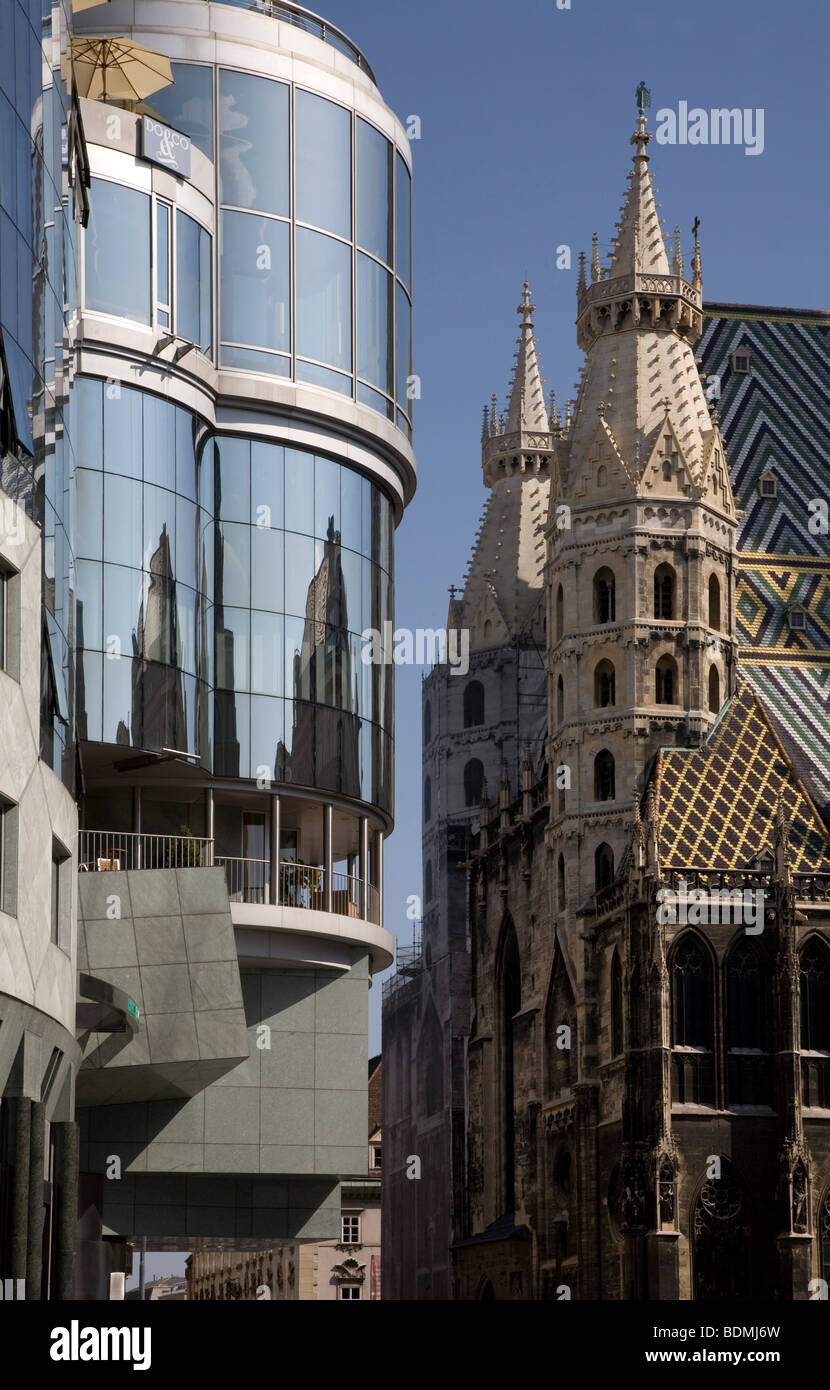 Wien, Haas-Haus von Hans Hollein, dahinter die Türme des Stephansdom s (St. Stephan) Stock Photo