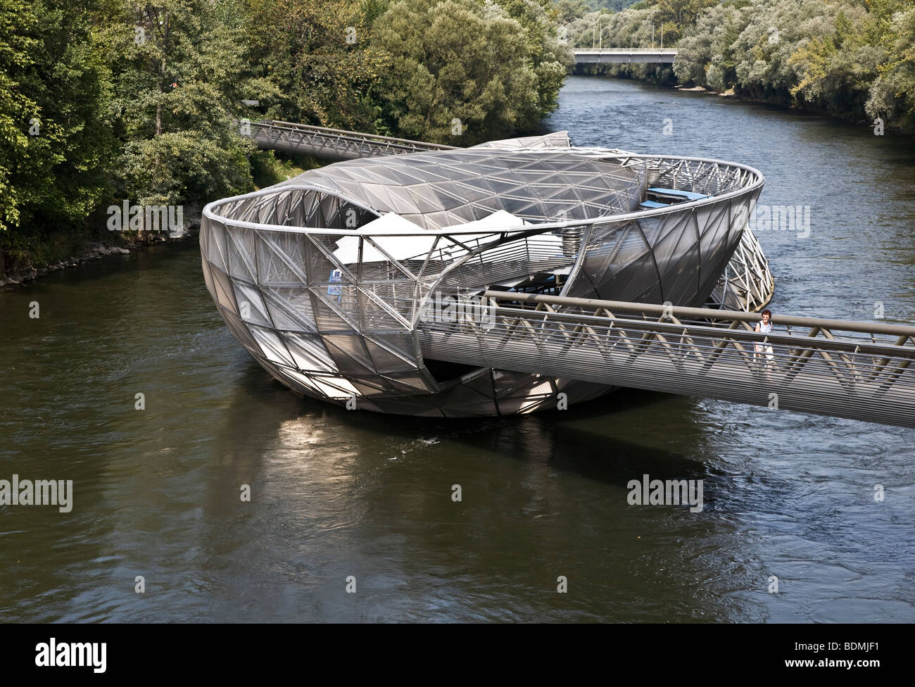 Graz, Murinsel (Mur Insel, Mur-Insel), 2003 von Vito Acconci nach einer Idee des Grazers Robert Punkenhofer erbaut Stock Photo