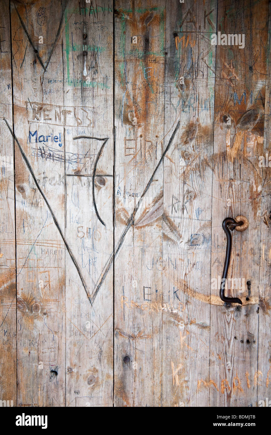 Second World War graffiti on the door of an old mountain hut  in Norway - V7H, standing for Victory and the (exiled) King Haakon VII Stock Photo
