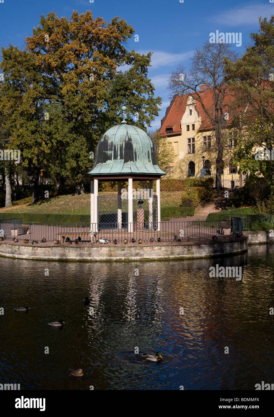 Bad Lauchstädt, Kurpark, Blick über den Teich zur Teichlaube und Schloß Stock Photo