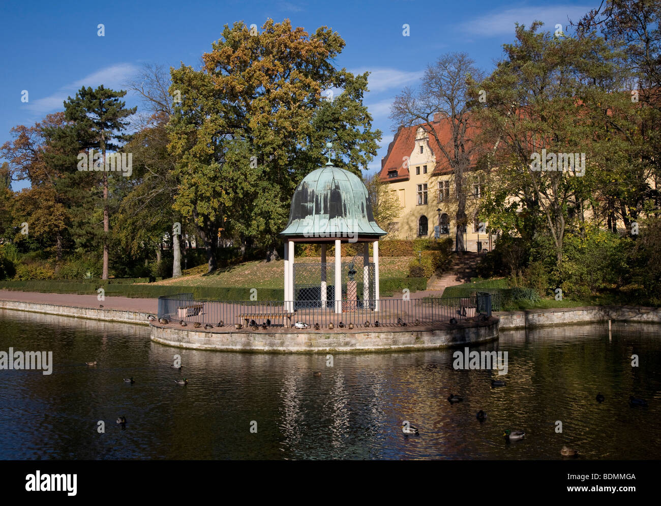 Bad Lauchstädt, Kurpark, Blick über den Teich zur Teichlaube und Schloß Stock Photo
