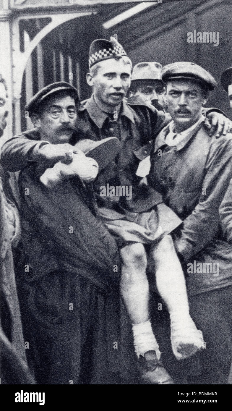 Porters at Boulogne, France, carrying a Scot soldier who has been wounded in both feet during the First World War. Stock Photo