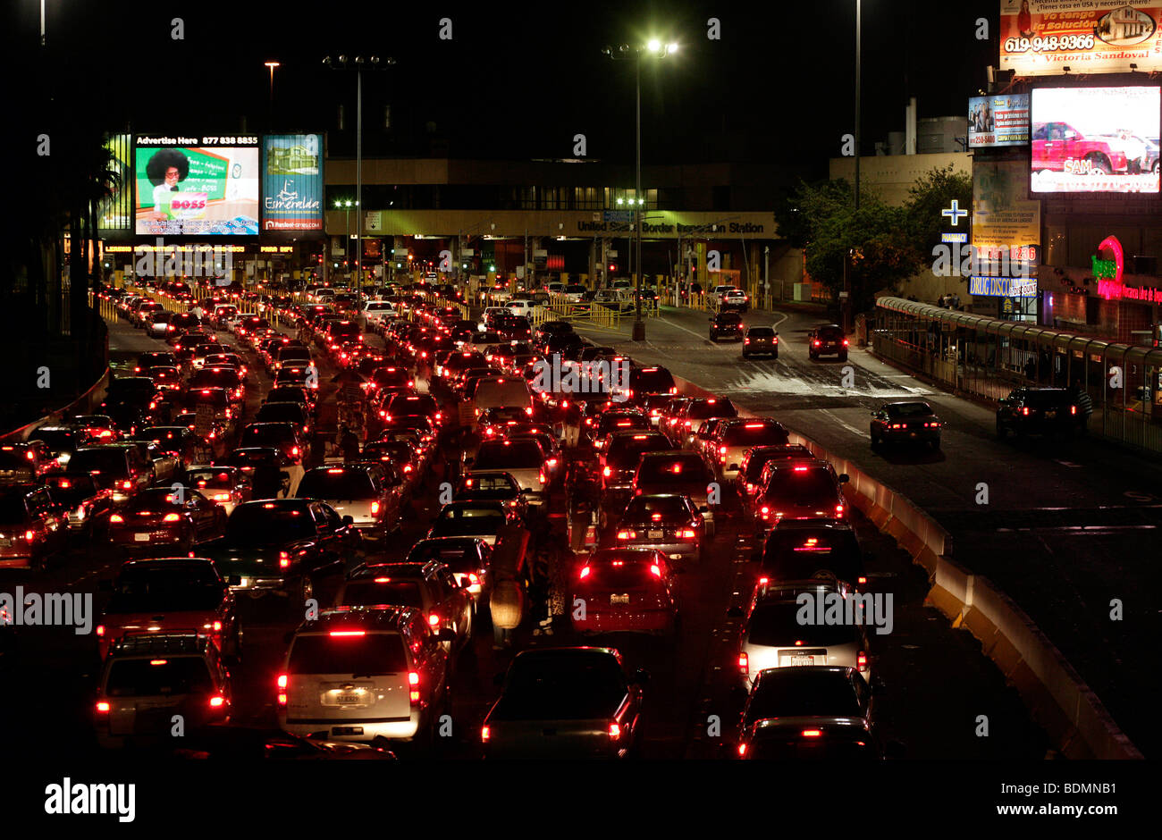 Return wave of Americans and Mexicans to San Diego, border traffic at
