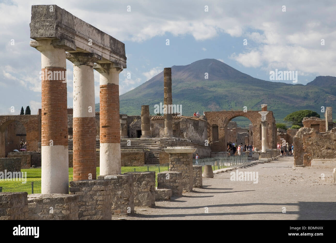 Pompeji, Ausgrabungen der antiken Stadt, Forum, im Hintergrund der Vesuv Stock Photo