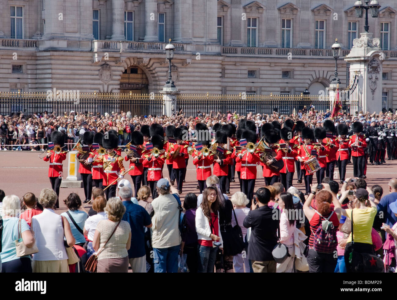 buckingham palace changing of the guards