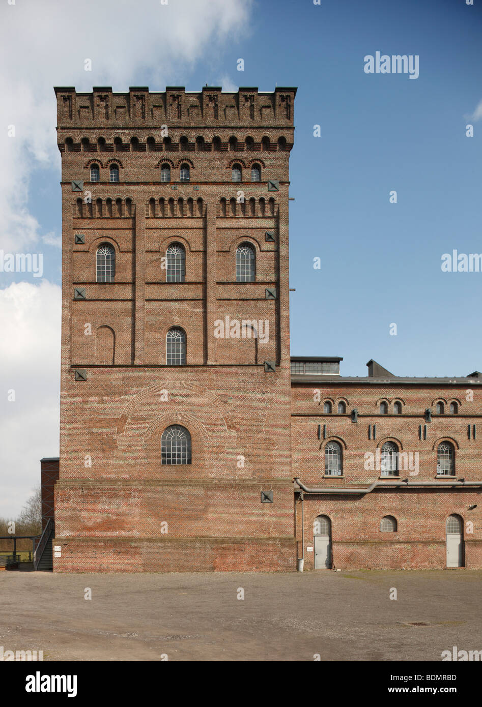 Bochum, Zeche Hannover, Malakow-Turm über Schacht 1 und das angebaute Fördermaschinengebäude Stock Photo