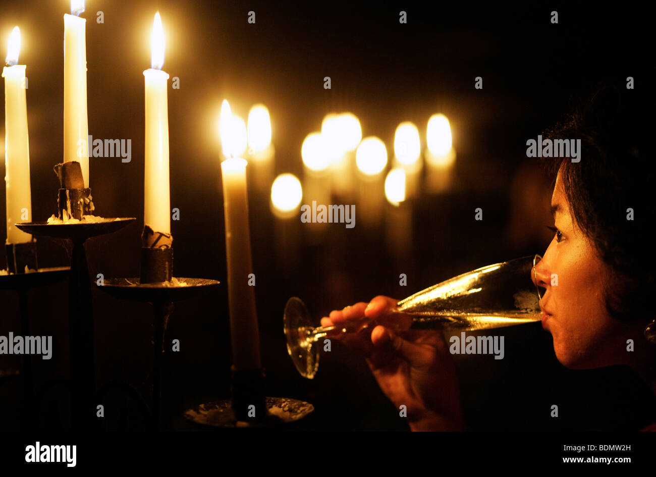 Tourist tasting champagne by candlelight, champagne tasting in the cellars of the winegrower Schramsberg Vineyards & Cellars, N Stock Photo