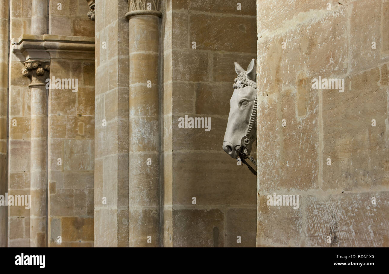 Bamberg, Dom, Das Pferd des Bamberger Reiters lugt hinter der Säule vor Stock Photo