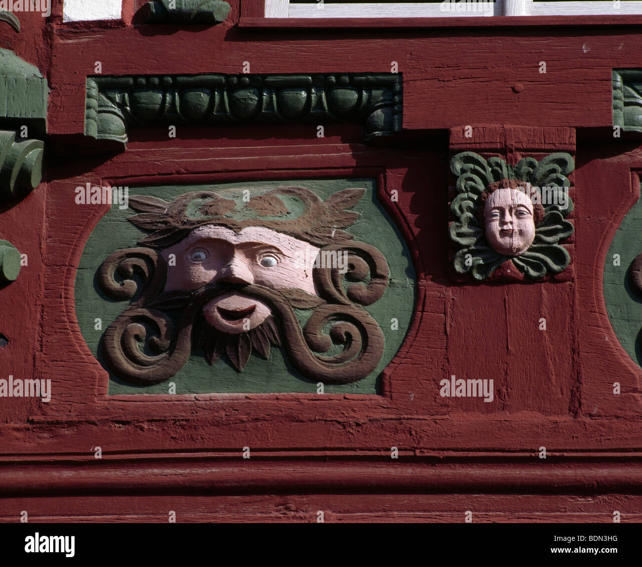 Königsberg in Bayern, Uhrmacherhaus, Marienstrasse 36. Fassade von 1733. Fratze an der Fassade Stock Photo