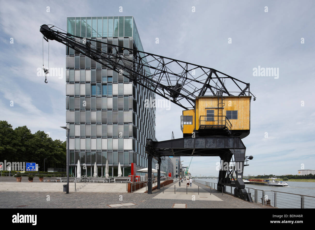 Köln, Rheinauhafen, Moderne Bürobauten, Wasserseite mit historischem Kran Stock Photo