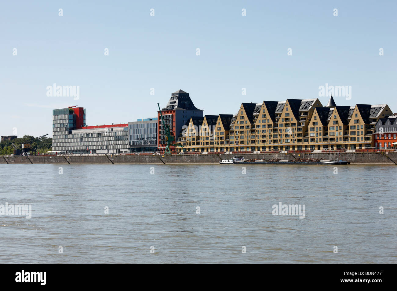 Köln, Rheinauhafen, 'Historisches Lagerhaus ''Siebengebirge'', zu modernen Wohnbauten umgenutzt, Wasserseite' Stock Photo