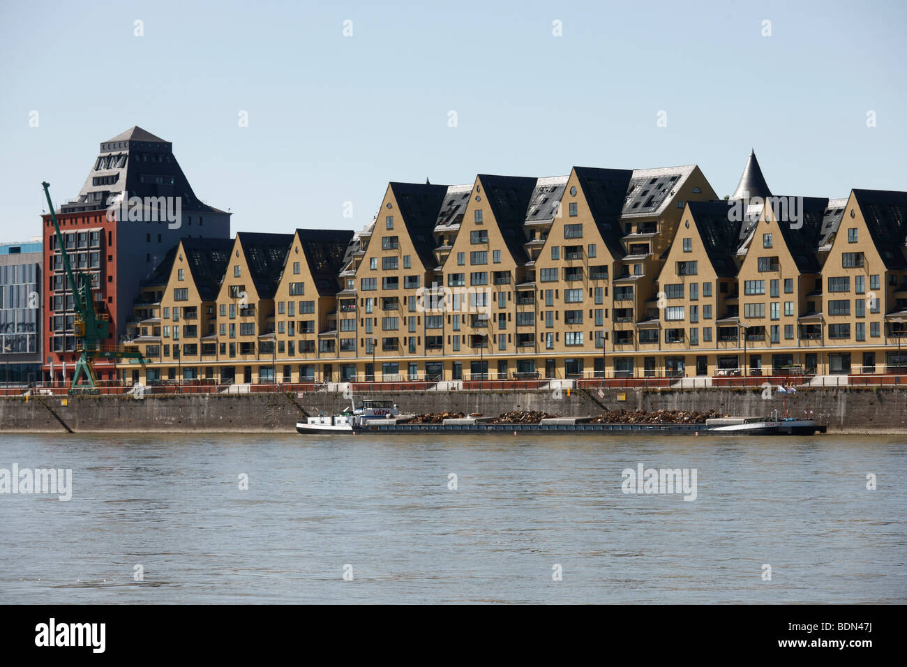 Köln, Rheinauhafen, 'Historisches Lagerhaus ''Siebengebirge'', zu modernen Wohnbauten umgenutzt, Wasserseite' Stock Photo