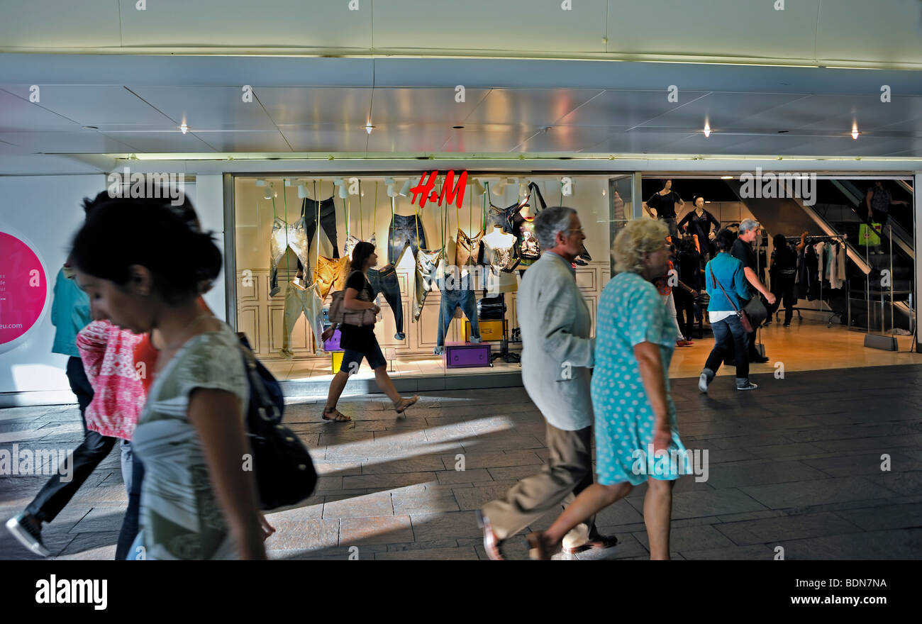 People paris shopping clothing store hi-res stock photography and images -  Alamy