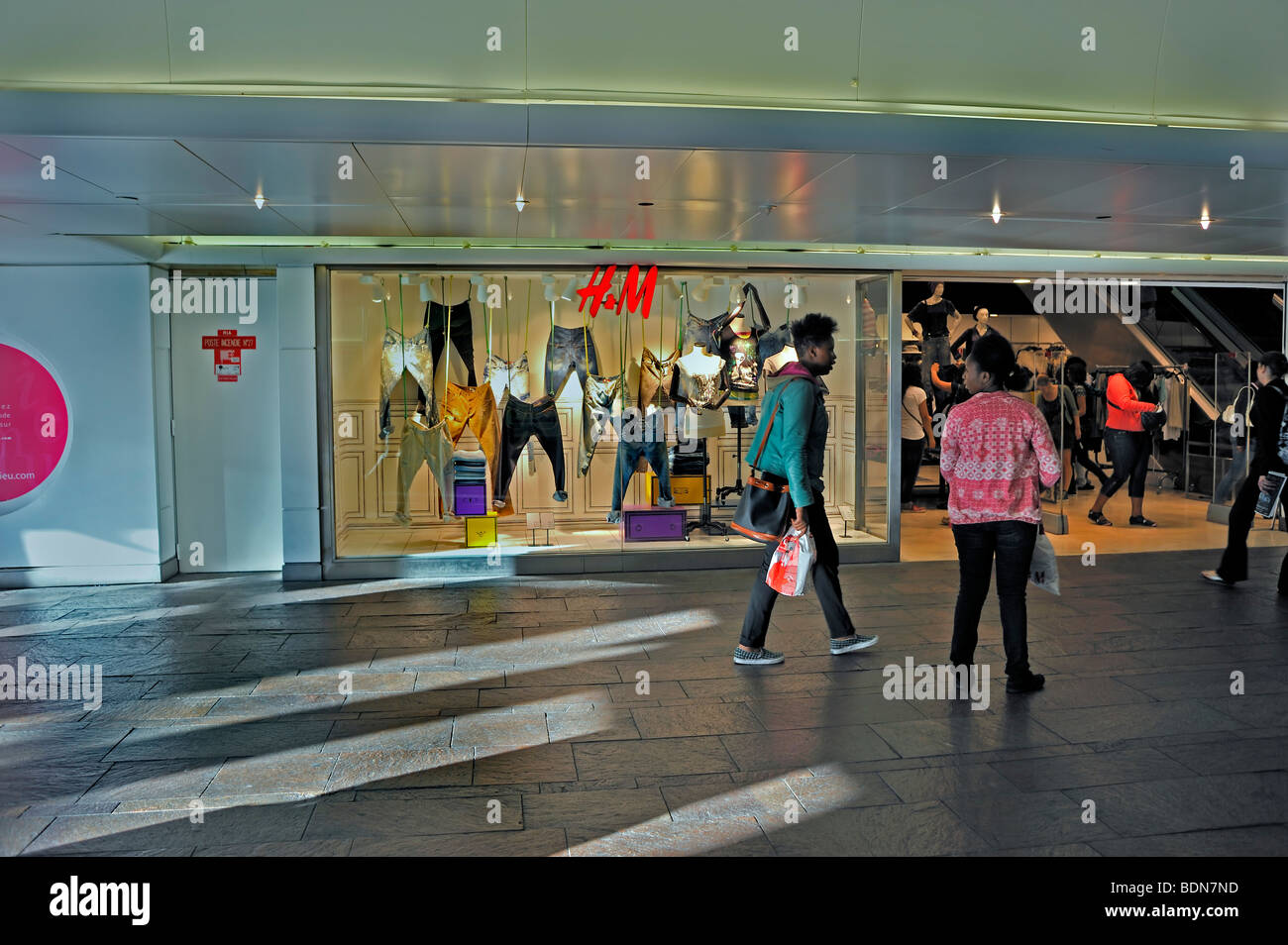 Paris, France, Street Scene, Pedestrians at Les Halles, "Le Forum des  Halles" Shopping Center, mall "H & M" "Clothing Store" fast fashion, paris  store Stock Photo - Alamy