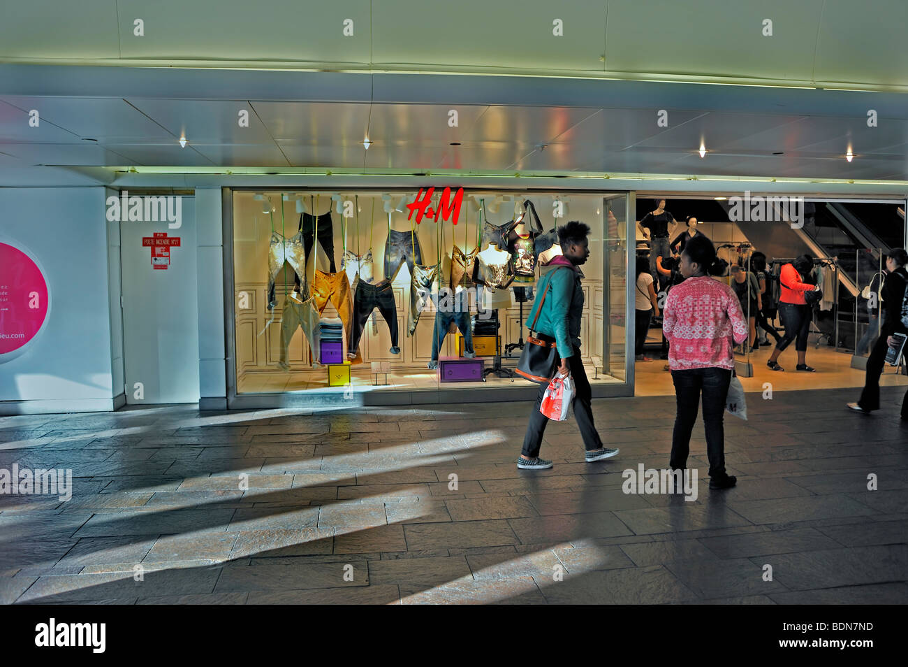 People paris shopping clothing store hi-res stock photography and images -  Alamy