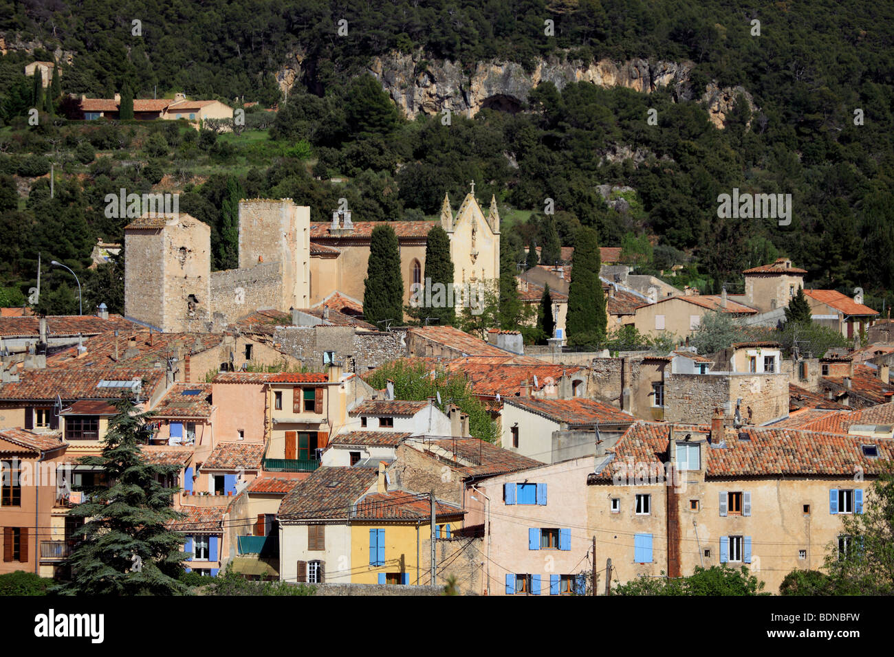 the-picturesque-provence-village-of-aups-near-the-lake-of-sainte-croix
