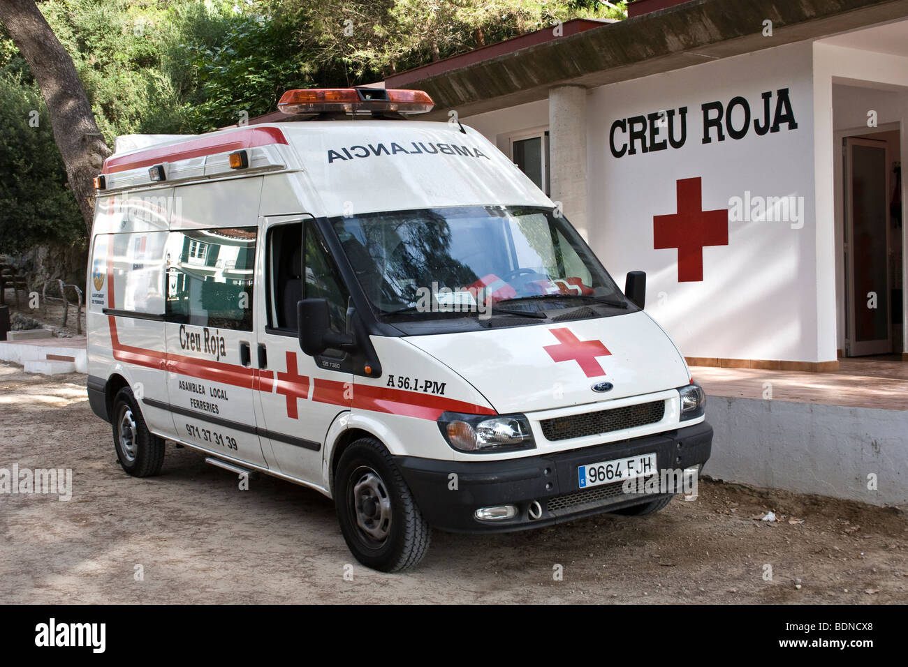 Creu Roja (Red Cross) ambulance and first aid post, Cala Santa Galdana, Menorca, Spain. Stock Photo