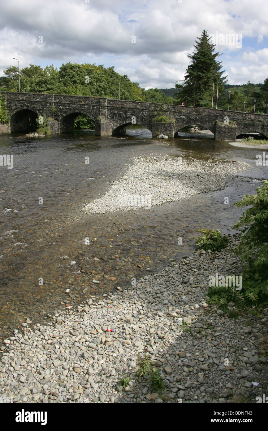 The town of Dolgellau, Wales. View of the six arched 17th century Y Bont Fawr, or the Big Bridge, over the River Wnion. Stock Photo