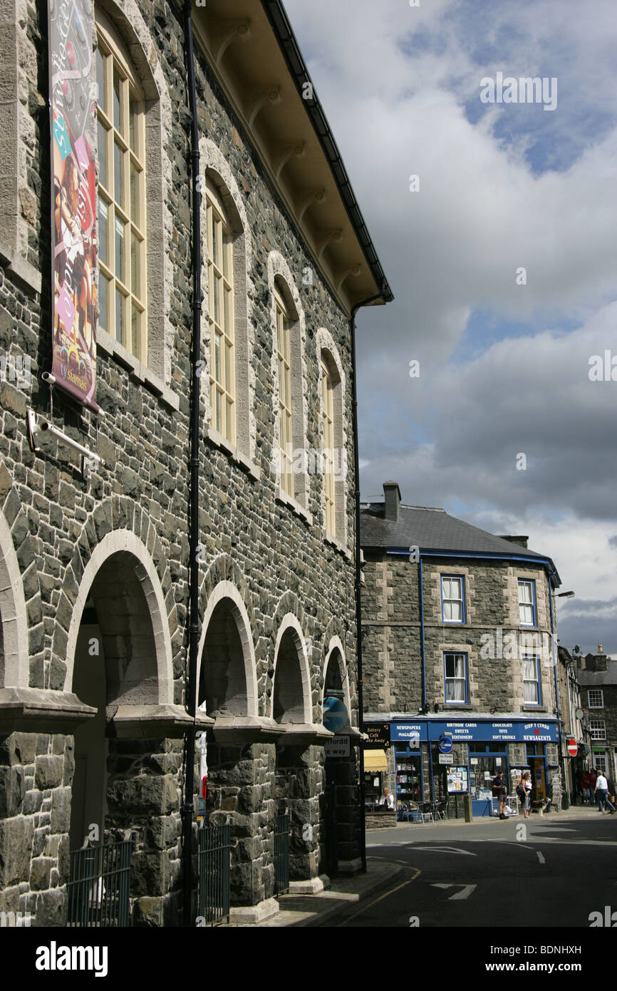 The town of Dolgellau, Wales. The arches of the south elevation of Neuadd Idris with the town centre shops in the background. Stock Photo