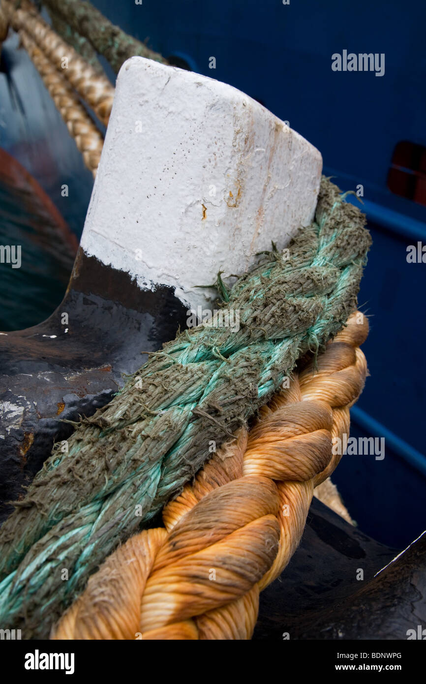 Ship guy rope mooring ropes quayside graphic Stock Photo - Alamy