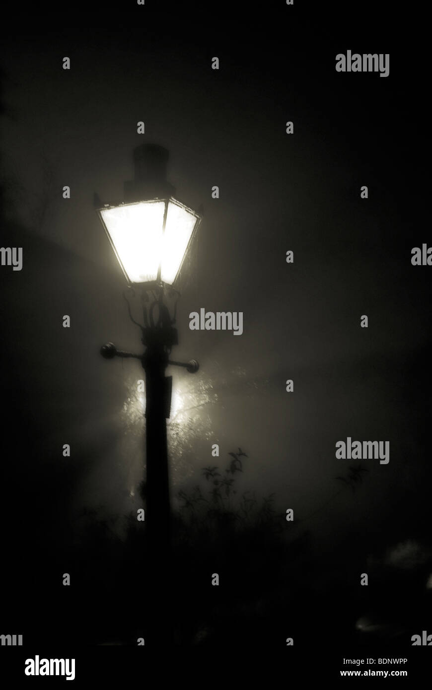Victorian street night spooky hi-res stock photography and images - Alamy