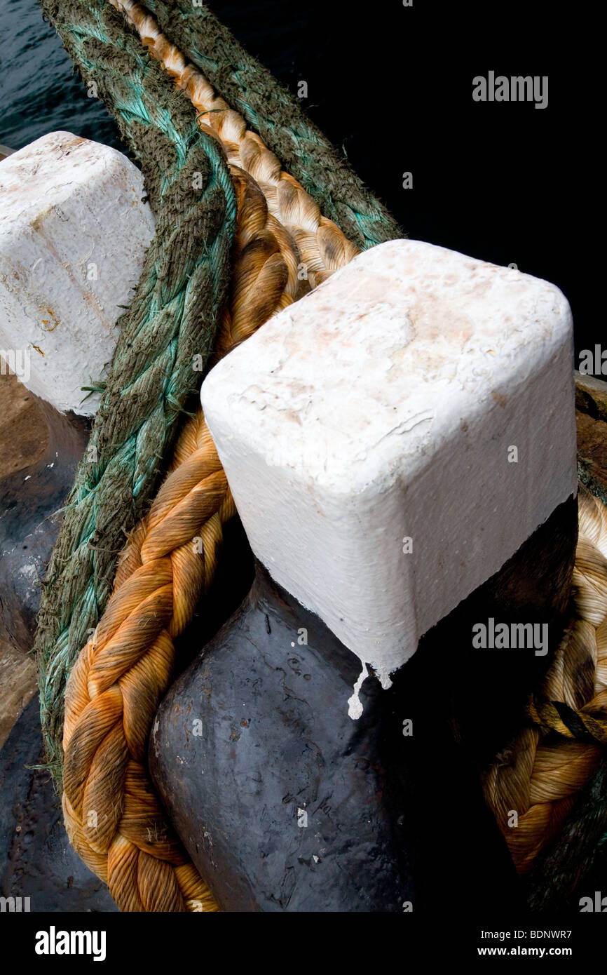 Ship guy rope mooring ropes quayside graphic Stock Photo - Alamy
