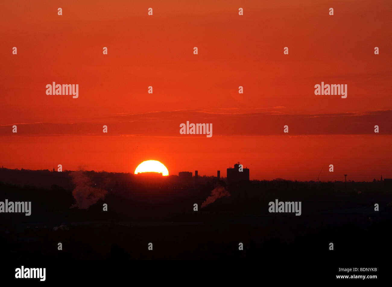 Sunrise over london orange hi-res stock photography and images - Alamy